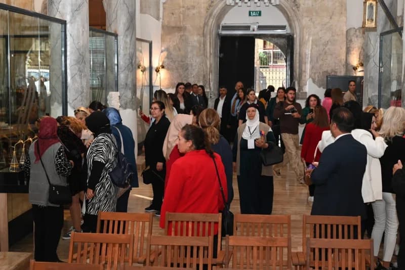 Koku Müzesi ve Atölyesi Sorumlusu Meryem Karakurt'tan müzeyle ilgili bilgi alan Kadın Muhtarlar, müzedeki eserleri de in