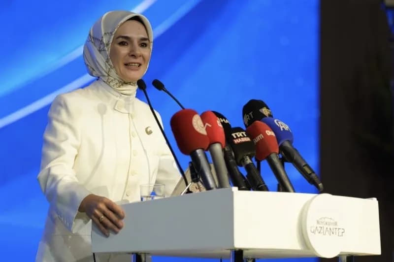Aile ve Sosyal Hizmetler Bakanı Mahinur Özdemir Göktaş, Gaziantep'te iklim ve kadın liderler forumunda konuşma yaparken