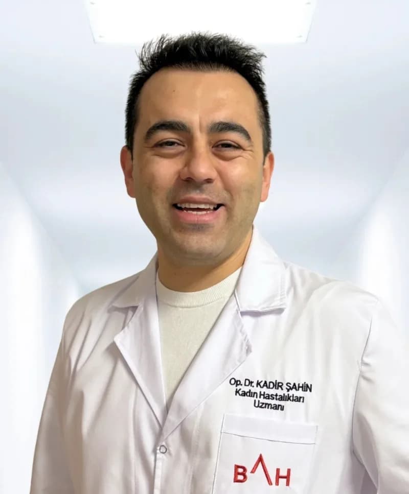 Kadın Hastalıkları ve Doğum Uzmanı Dr. Kadir Şahin sağlık kontrolleri hakkında bilgi verirken