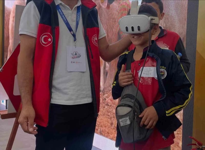 TEKNOFEST’te Kafkas Arısı için hazırlanan 3D Sanal Gerçeklik uygulamasını deneyimleyen ziyaretçiler