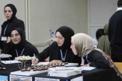 Kafkas Üniversitesi kampüsünde gastronomi tanıtım standını ziyaret eden öğrenciler