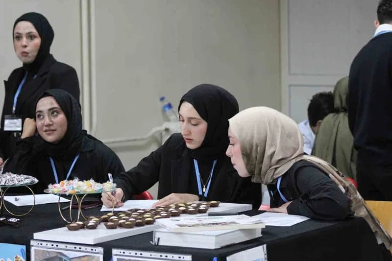 Kafkas Üniversitesi kampüsünde gastronomi tanıtım standını ziyaret eden öğrenciler