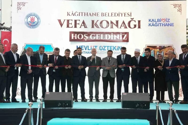 Kağıthane Meydanı'ndaki açılış törenine İstanbul Valisi Davut Gül, Kağıthane Belediye Başkanı Mevlüt