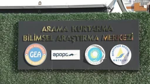 Antalya'da enkaz alanında arama kurtarma eğitimi yapan kahraman fareler ve ekipleri