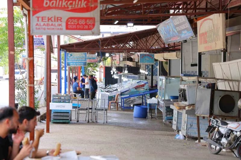 Denize kıyısı olmayan Kahramanmaraş’ta balık tezgahları, sezonun başlamasıyla birlikte çeşitlenirken balık pazarında da