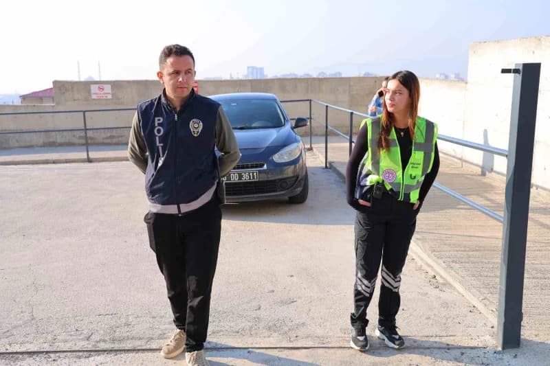 Kahramanmaraş'ta okulların giriş ve çıkışlarında özel güvenlik görevlilerinin yanı sıra polis ekipleri de görev yapmaya