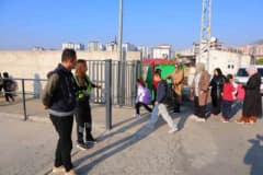 Kahramanmaraş’ta okul girişinde görev yapan polis ekipleri ve güvenlik görevlileri