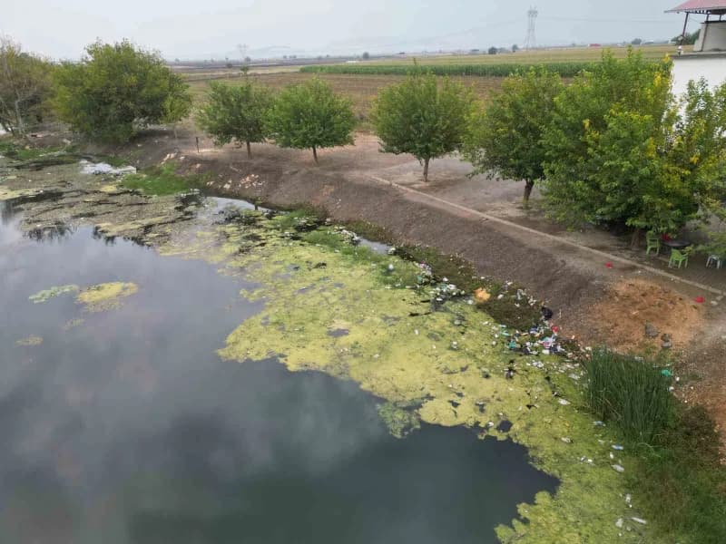 Doğal yaşamın dikkat çektiği göletlerin çevresinde biriken çöpler, çevre kirliliğini gözler önüne se