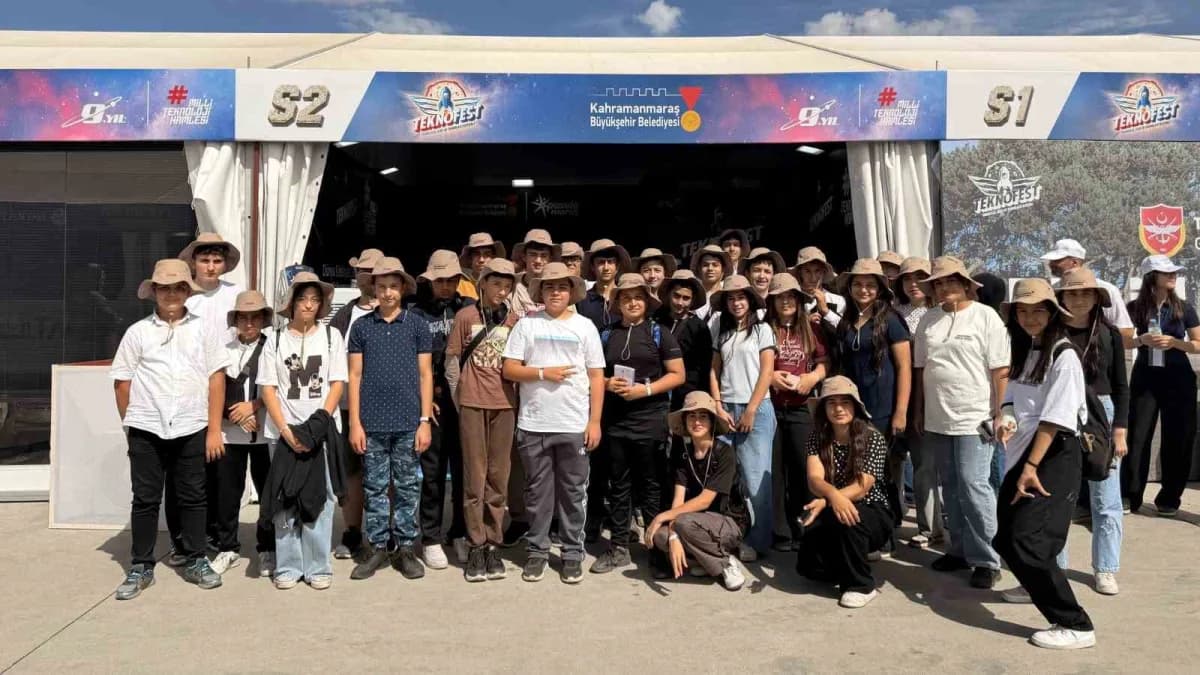 Kahramanmaraş Büyükşehir Belediyesi, Şanlıurfa'da düzenlenen TEKNOFEST'te açtığı Pusula Maraş standında gençlerin ödüllü