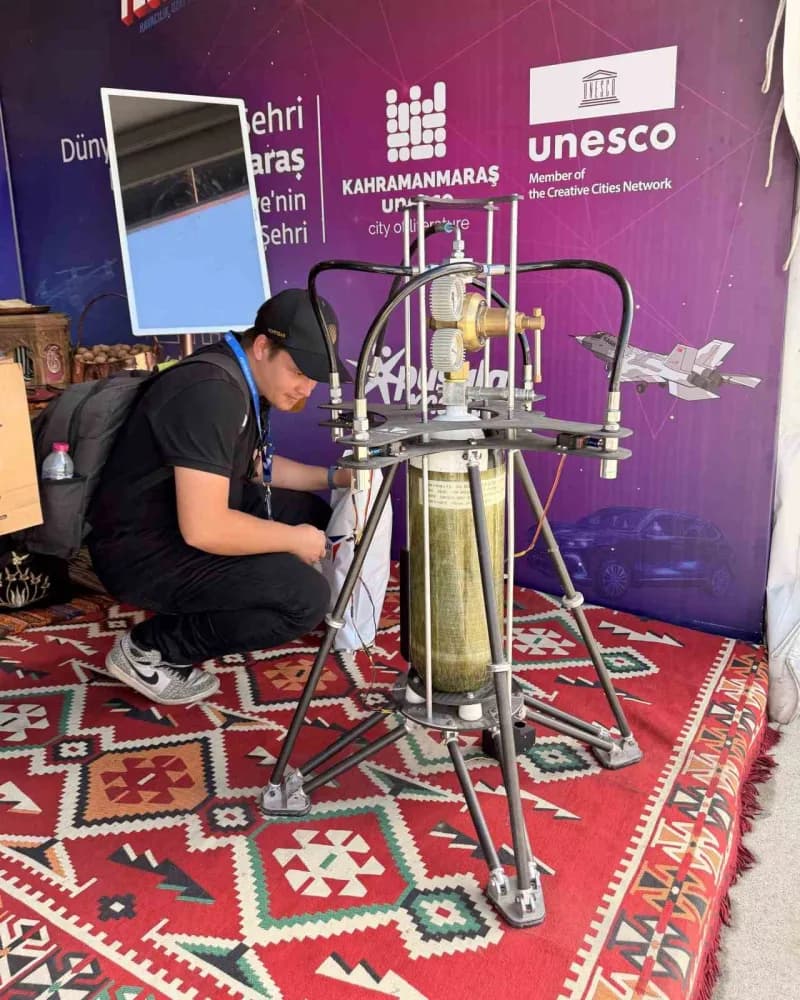 Kahramanmaraş Büyükşehir Belediyesi, Şanlıurfa'da düzenlenen TEKNOFEST'te açtığı Pusula Maraş standında gençlerin ödüllü