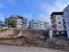 Kahramanmaraş Dulkadiroğlu Aslanbey Mahallesi’nde toprak kayması sonrası çöken yol ve boşaltılan binalar