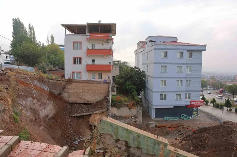 Kahramanmaraş’ta bir inşaat alanının temel kazısı sırasında yaklaşık 40 gün önce meydana gelen toprak kayması nedeniyle