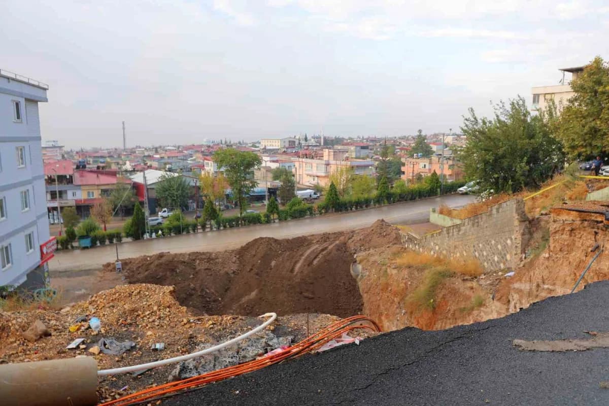 Kahramanmaraş’ta bir inşaat alanının temel kazısı sırasında yaklaşık 40 gün önce meydana gelen toprak kayması nedeniyle