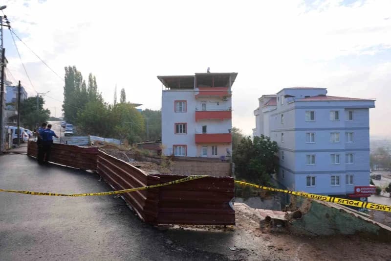 Kahramanmaraş’ta bir inşaat alanının temel kazısı sırasında yaklaşık 40 gün önce meydana gelen toprak kayması nedeniyle