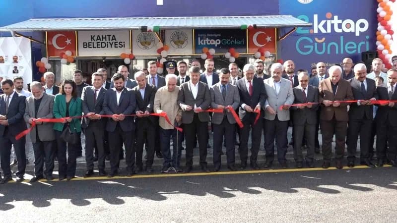 Adıyaman’ın Kahta ilçesinde, Kitap ve edebiyat sevgisini yaygınlaştırmak amacıyla düzenlenen "2. Kahta Kitap Günleri", y