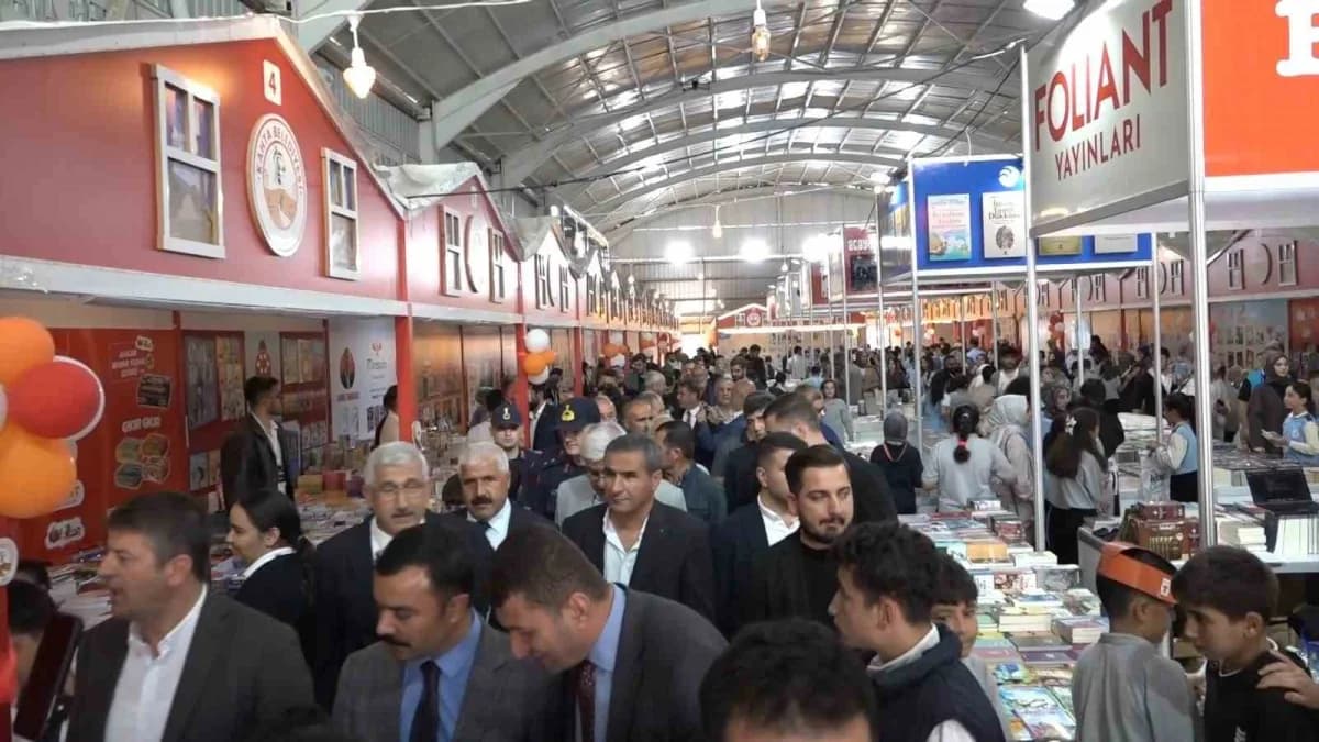 Adıyaman’ın Kahta ilçesinde, Kitap ve edebiyat sevgisini yaygınlaştırmak amacıyla düzenlenen "2. Kahta Kitap Günleri", y