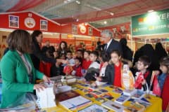 Kahta Ramazan Çarşısı’nda düzenlenen 2. Kitap Günleri etkinliğinde kitaplar ve yazarlar