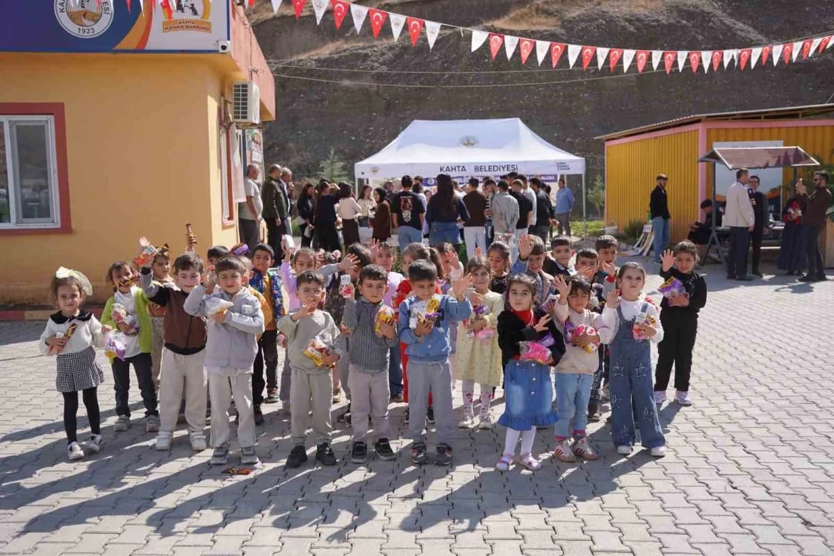 Kahta Belediyesi tarafından düzenlenen 4 Ekim Dünya Hayvanları Koruma Günü etkinliğinde öğrenciler sokak hayvanlarıyla v