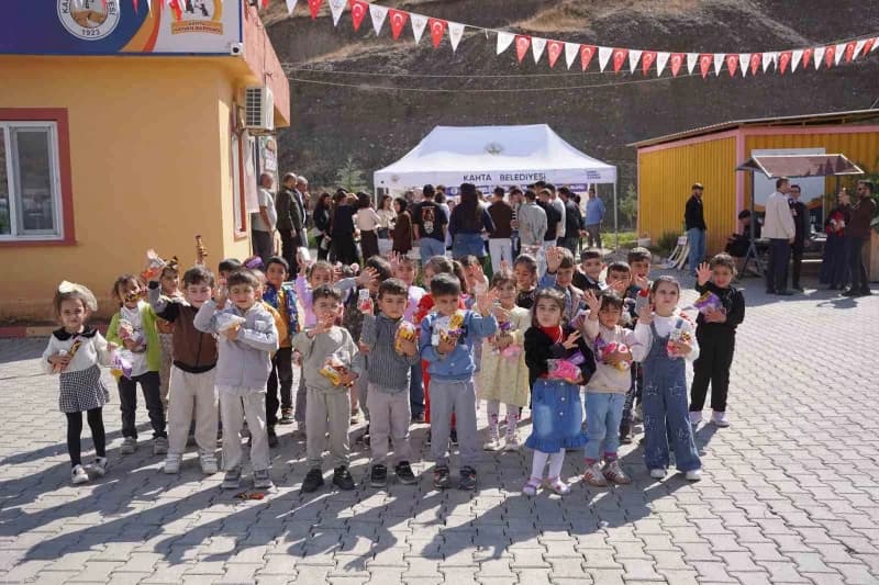 Kahta Belediyesi tarafından düzenlenen 4 Ekim Dünya Hayvanları Koruma Günü etkinliğinde öğrenciler sokak hayvanlarıyla v
