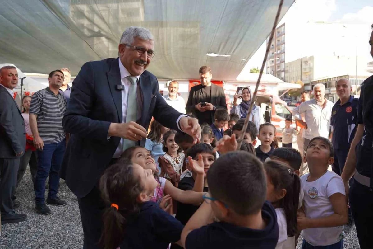 Kahta’da hayat kurtaran buluşma: İtfaiye ekipleri Kent meydanında