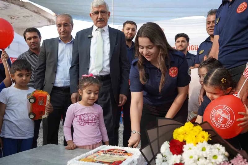 Kahta’da hayat kurtaran buluşma: İtfaiye ekipleri Kent meydanında