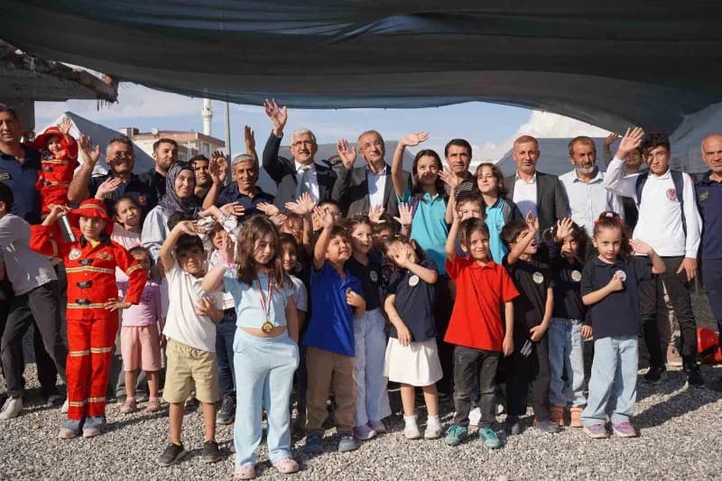 Kahta’da hayat kurtaran buluşma: İtfaiye ekipleri Kent meydanında