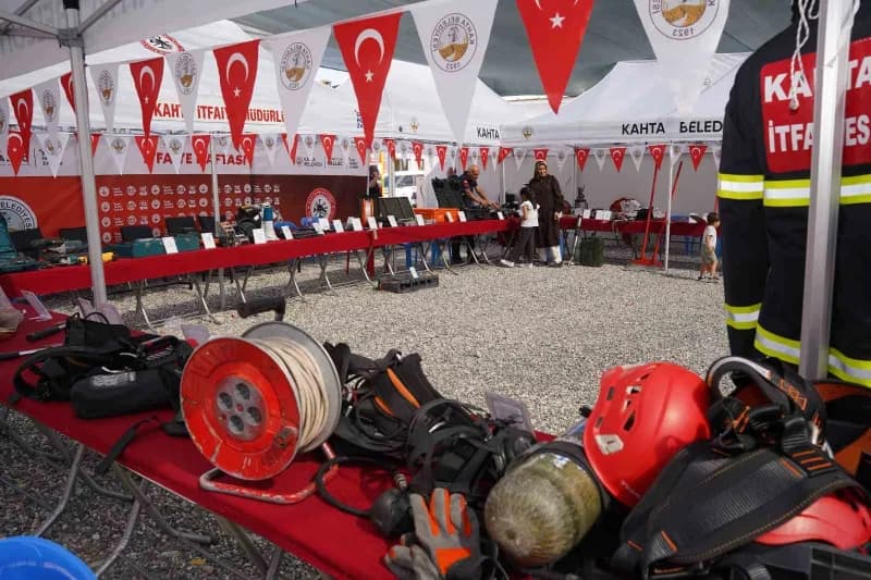 Kahta’da hayat kurtaran buluşma: İtfaiye ekipleri Kent meydanında