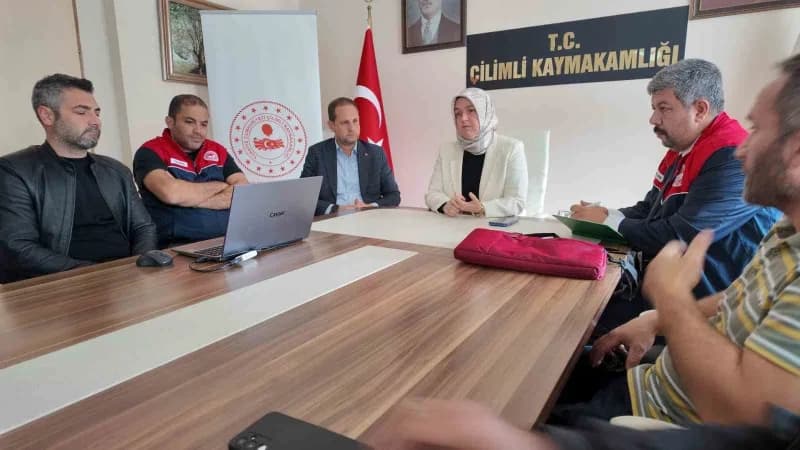 Düzce’de tarımsal üretimi tehdit eden Kahverengi kokarcaya karşı Mücadele çalışmaları Çilimli’de devam etti. İlçedeki 27