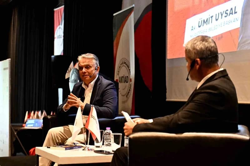 Antalya Muratpaşa Belediye Başkanı Ümit Uysal, Antalya sanayici ve iş insanları derneği’nin (Antiad) düzenlediği iş düny