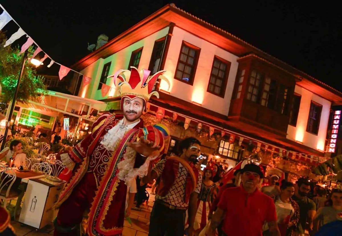 Antalya Kaleiçi Old Town Festivali kapsamında tarihi Kaleiçi sokaklarında düzenlenen etkinlikler ve katılımcılar