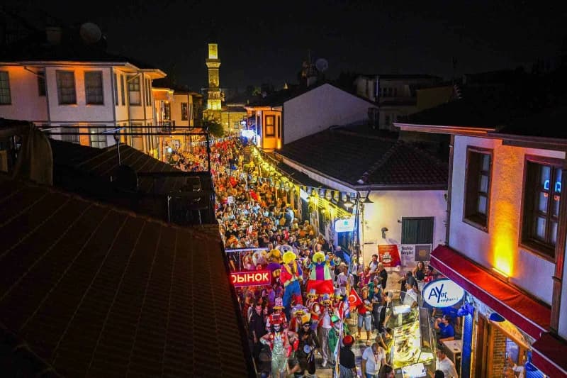 Muratpaşa Belediyesi’nin bu yıl 11’incisini düzenlediği Uluslararası Kaleiçi Old Town Festivali, geleneksel kortejiyle t