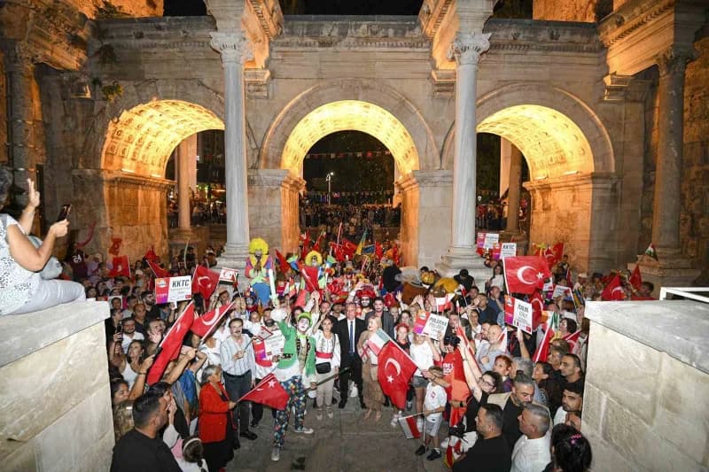 Muratpaşa Belediyesi’nin bu yıl 11’incisini düzenlediği Uluslararası Kaleiçi Old Town Festivali, geleneksel kortejiyle t