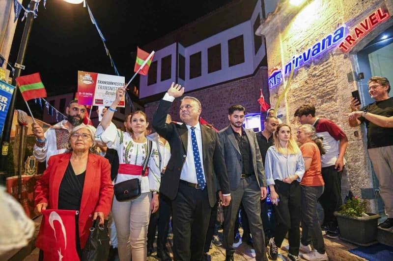 Muratpaşa Belediye Başkanı Ümit Uysal, "Elinizde çok iyi bir cevher varsa onu sadece kendiniz izlemek yerine bütün dünya