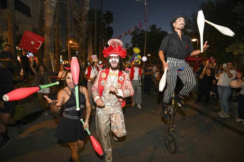 Kaleiçi’nde Uluslararası Old Town Festivali kortejinde renkli kostümlerle yürüyen katılımcılar ve bando ekipleri
