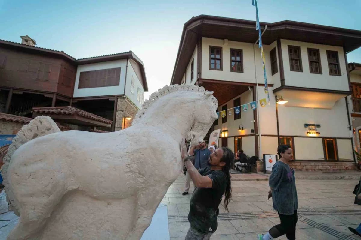 Muratpaşa Belediyesi’nin bu yıl 11’incisini düzenlediği Uluslararası Kaleiçi Old Town Festivali, 15 ülkeden 20 şehrin ka