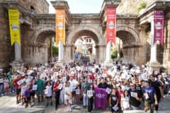 Antalya Kaleiçi Old Town Festivali kapsamında tarihi sokaklarda düzenlenen kültür ve sanat etkinliklerinden renkli görün