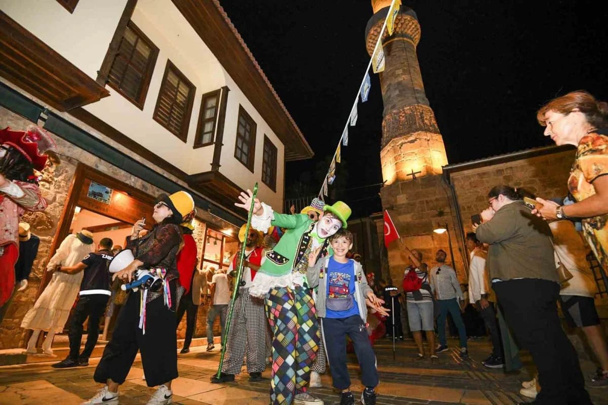 Tahtabacaklardan ateş sihirbazlarına, jonglörlerden bando ekiplerine uzanan kortej, rengarenk kostümler ve gösteriler eş