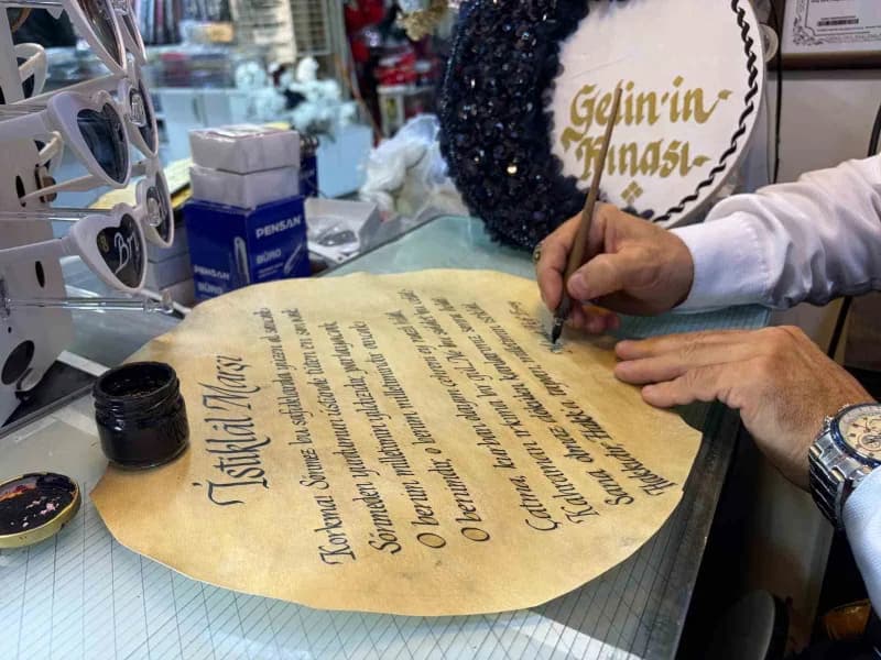 İzmir’de yaşayan Eyüp Karanfil, ilkokul yıllarında okuma yazmada güçlük çekmesine rağmen ilgi duyduğ