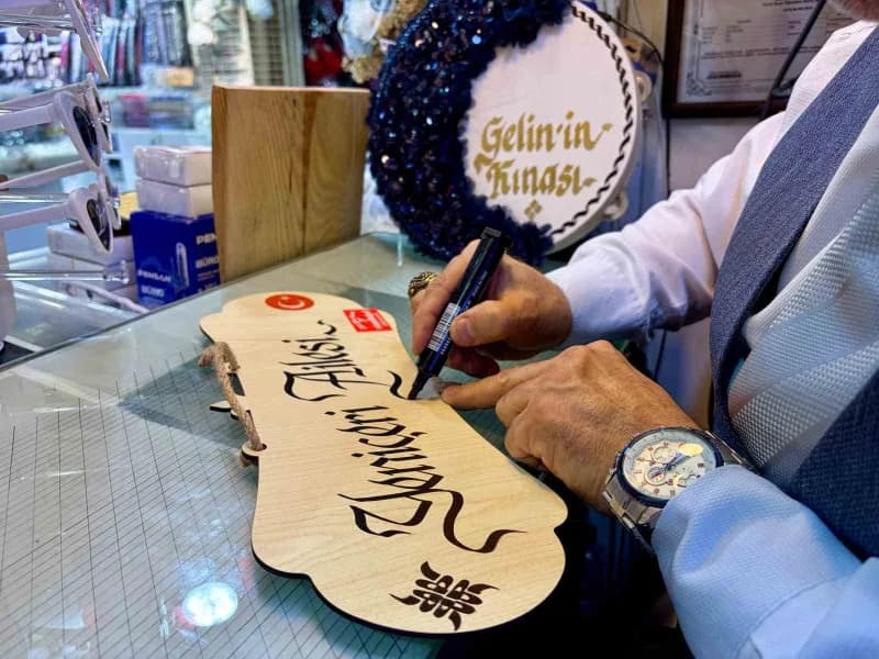 İzmir’de yaşayan Eyüp Karanfil, ilkokul yıllarında okuma yazmada güçlük çekmesine rağmen ilgi duyduğ