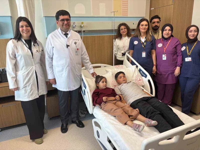 Gaziantep Şehir Hastanesi’nde kalp delikleri anjiyo ile kapatılan iki kardeşin sağlık personeliyle f