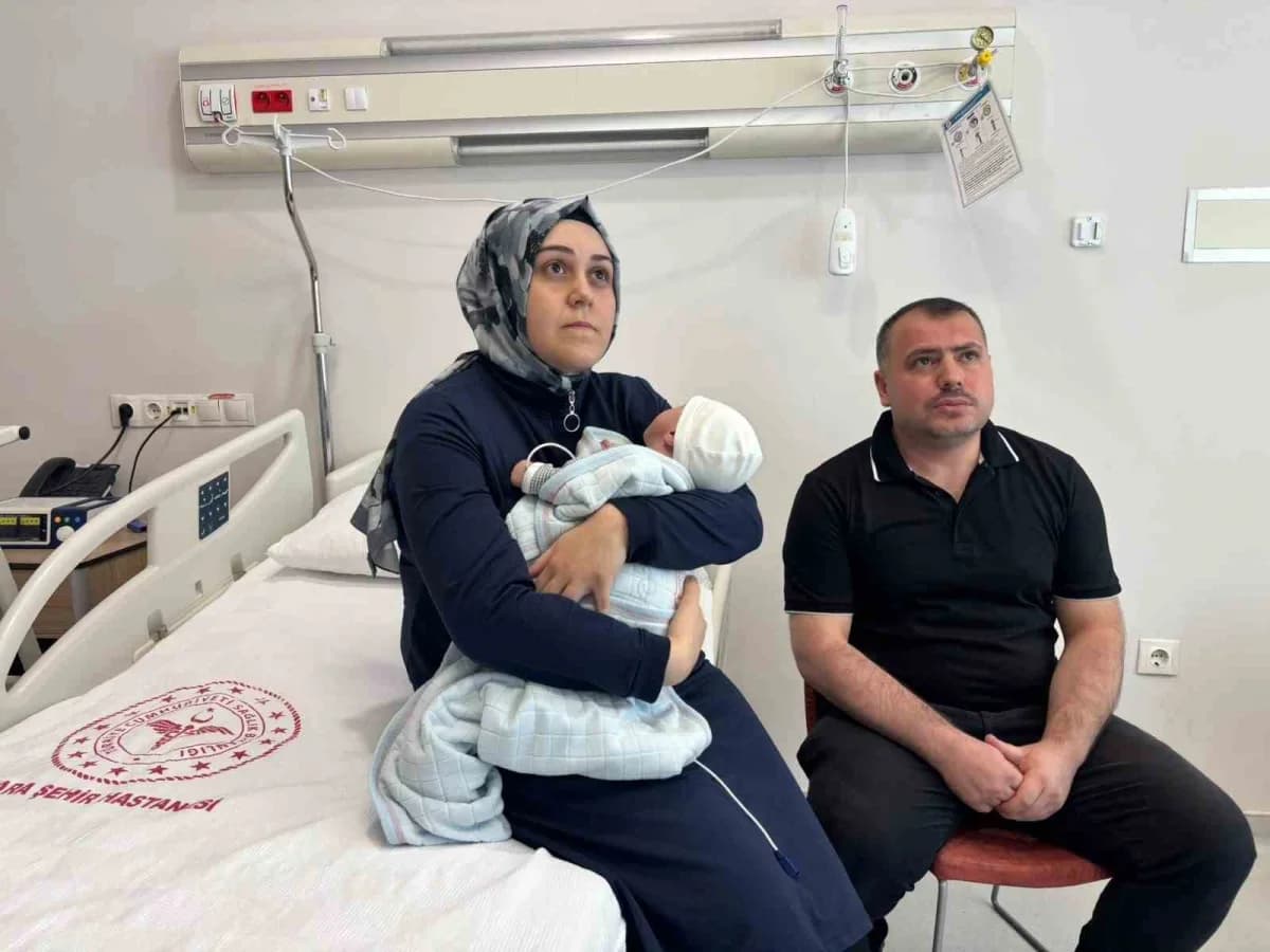 Kalp hastalığı tedavisi gören bebek ve sağlık ekibi hastanede