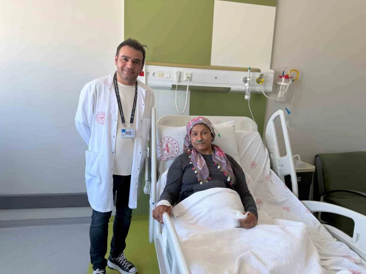 Manisa Şehir Hastanesinde bir ilke imza atılarak, daha önce bypass ameliyatı geçiren ve kronik böbre