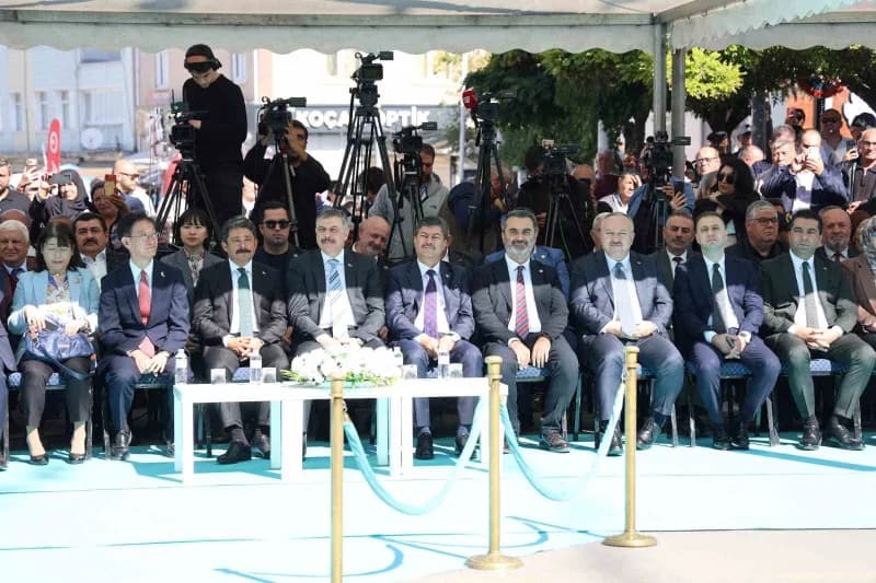 İlçe protokolüyle tek tek tokalaşan Bakan Çiftçi'ye Kaman ziyareti sırasında Kırşehir Valisi Murat Sefa Demiryürek ve Ka