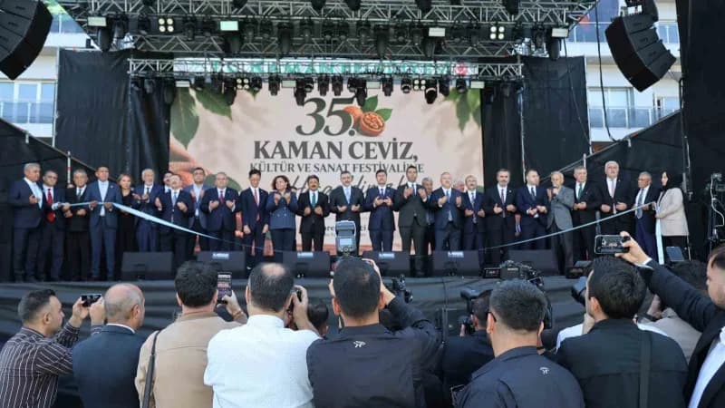 Kırşehir'in Kaman ilçesinde bu yıl 35'incisi düzenlenen Kaman Kültür, Sanat ve Ceviz Festivali, İçişleri Bakanı Mustafa