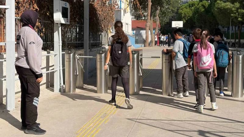 İzmir’de ‘güvenli okul projesi’ kapsamında bir ortaokula kameralı turnike sistemi kuruldu.