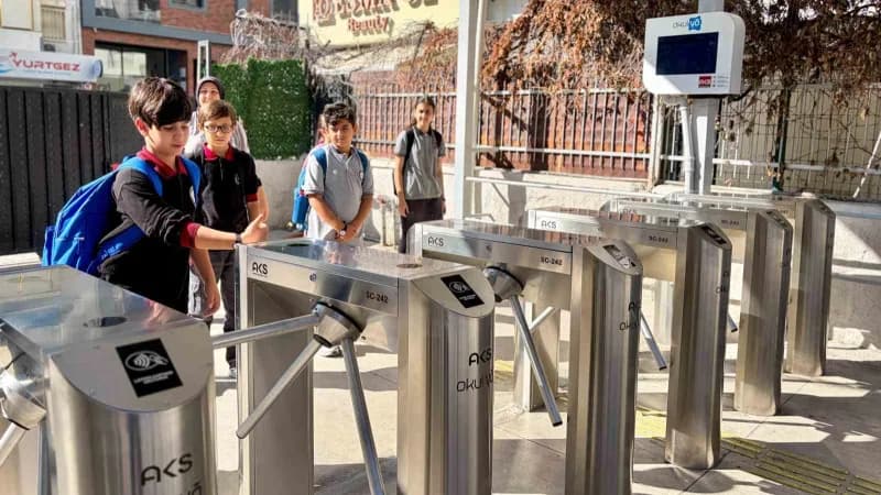 İzmir Karşıyaka Cemil Akyüz Ortaokulu’nda kurulan kameralı turnike sistemi ve öğrenciler