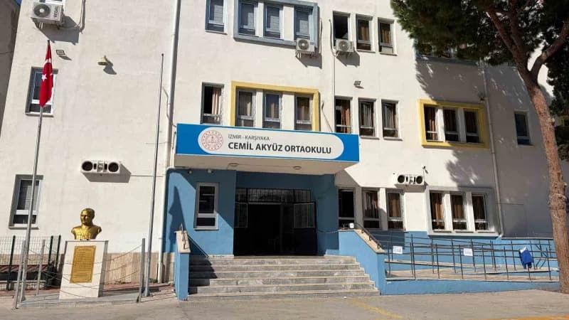 İzmir’de ‘güvenli okul projesi’ kapsamında bir ortaokula kameralı turnike sistemi kuruldu. Öğrencini