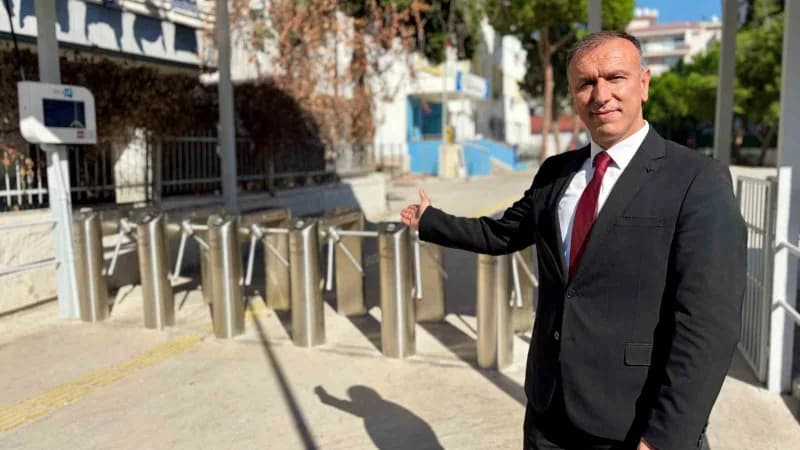 İzmir’de ‘güvenli okul projesi’ kapsamında bir ortaokula kameralı turnike sistemi kuruldu.