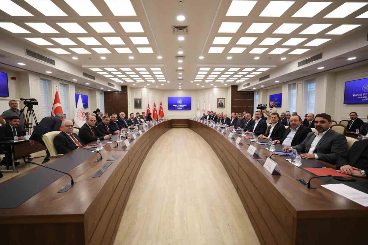 Toplantıya Memur-sen, Kamu-sen ve Birleşik Kamu-iş Konfederasyonu ile 11 hizmet kolunda yetkili sendikalar ve ilgili Kam