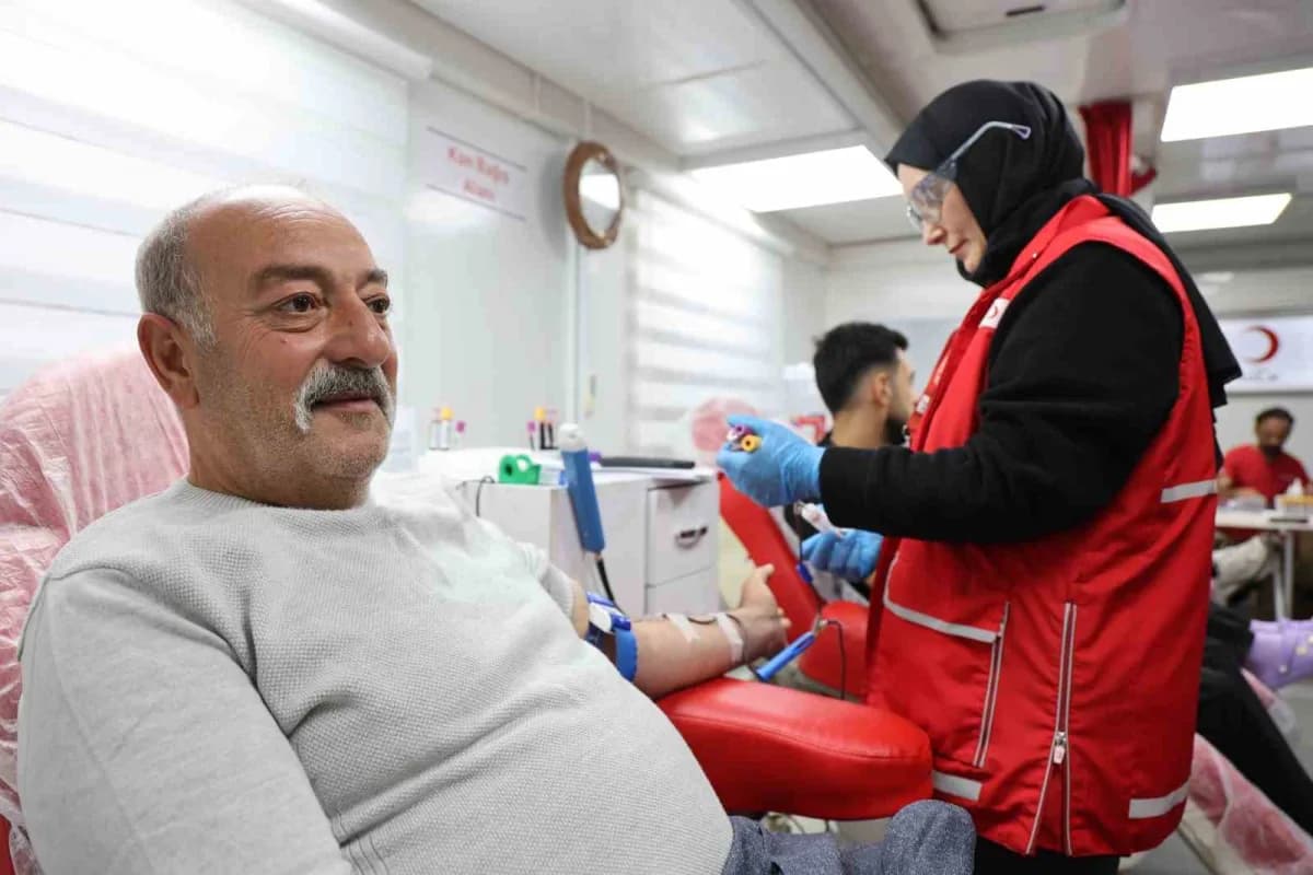 Elazığ Medilines Hastanesi önünde Türk Kızılayı kan bağışı mobil aracı ve bağış yapan kişiler
